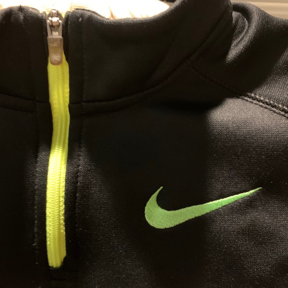 Nike Therma FIT 1/4 Pull Over Boys Small